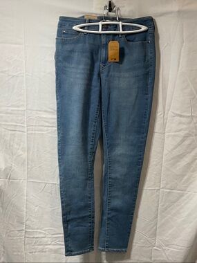 Ladies Light Wash Skinny Jeans - Classic Blue Denim